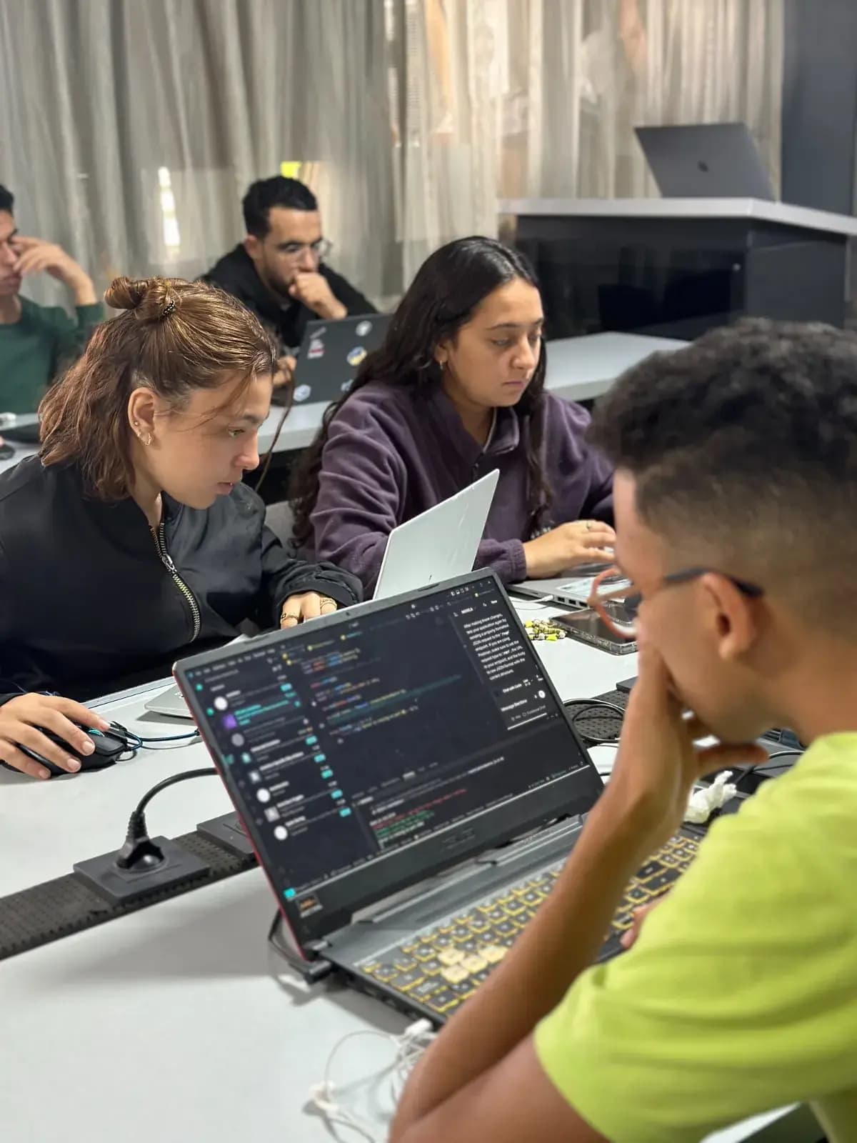 Étudiants eWA en atelier de développement, assistés par l'IA — Lab Agadir