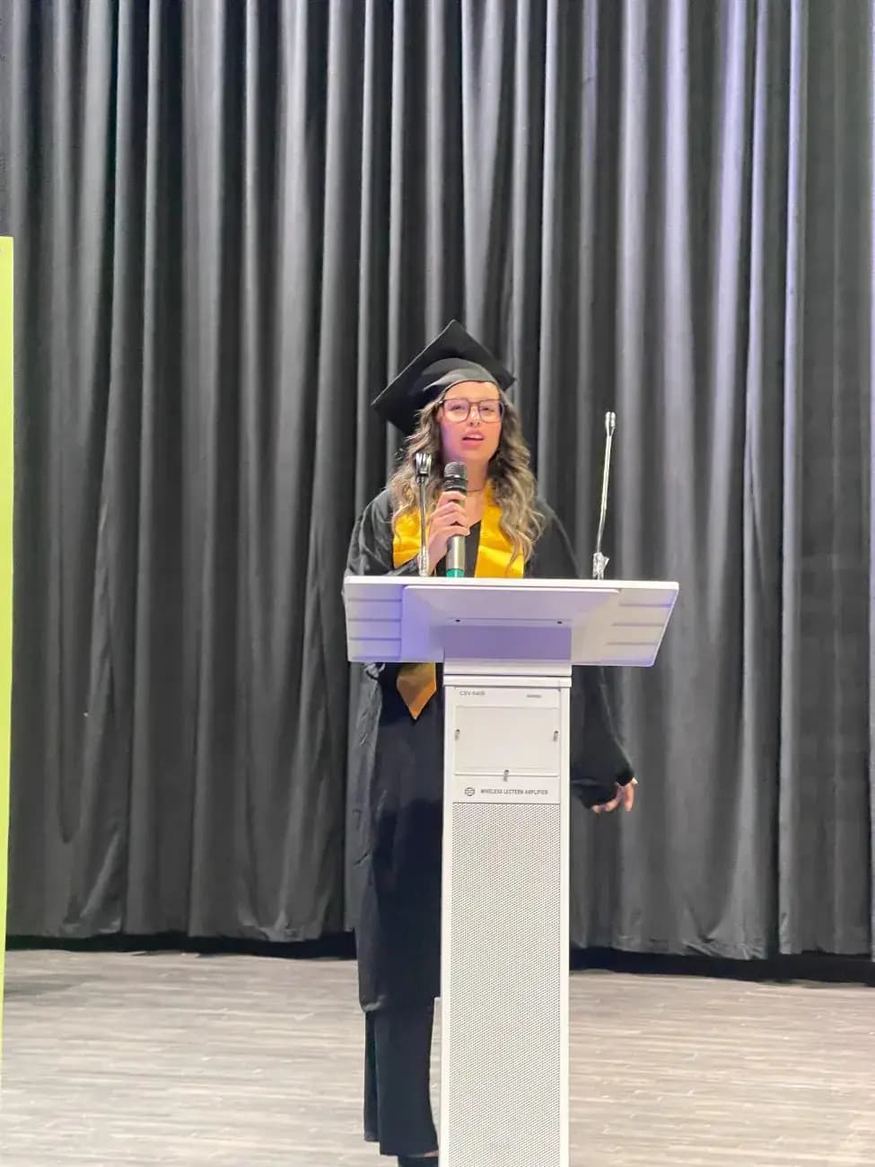 Lauréate prenant la parole à la cérémonie de remise des diplômes eWA